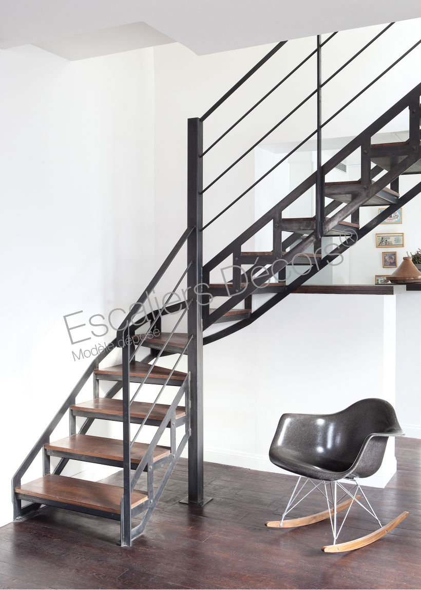 DT100 - Escalier 1/4 tournant Intermédiaire. Escalier d'intérieur en métal et bois au design industriel et vintage.